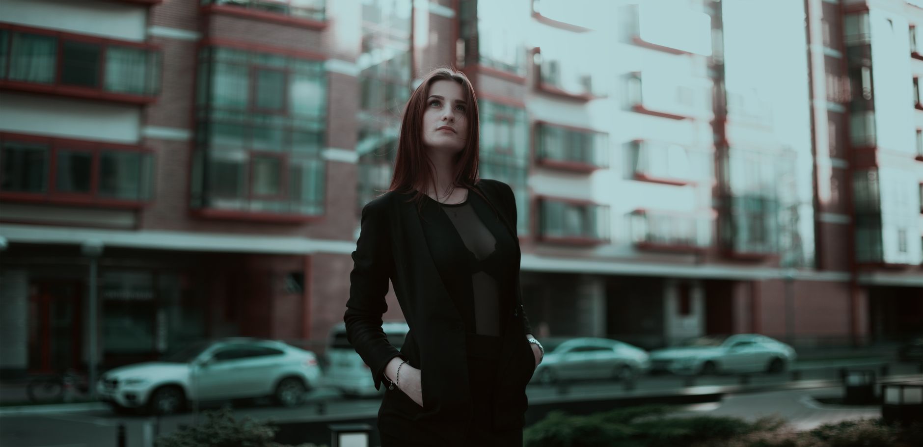 Egy női arc profilból, finom mosollyal, a háttérben elmosódott feromon molekulák